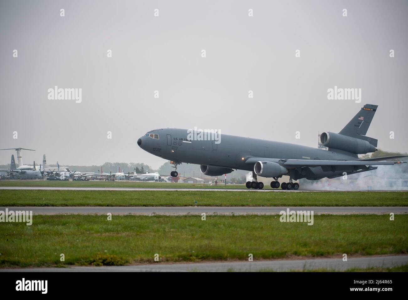 Le premier prolongateur KC-10 produit arrive à la base aérienne de Douvres, Delaware, le 26 avril 2022. L'avion a officiellement pris sa retraite à la suite d'une brève cérémonie et fera partie du musée du Commandement de la mobilité aérienne. (É.-U. Photo de la Force aérienne par Tech. Sgt. J.D. Strong II) Banque D'Images Le premier prolongateur KC-10 produit arrive à la base aérienne de Douvres, Delaware, le 26 avril 2022. L'avion a officiellement pris sa retraite à la suite d'une brève cérémonie et fera partie du musée du Commandement de la mobilité aérienne. (É.-U. Photo de la Force aérienne par Tech. Sgt. J.D. Strong II) Banque D'Images