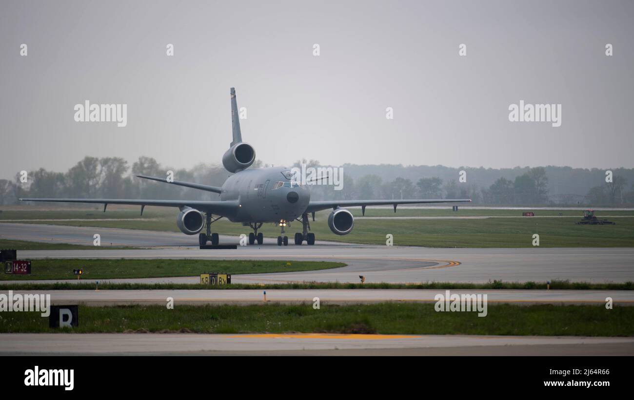 Le premier prolongateur KC-10 produit arrive à la base aérienne de Douvres, Delaware, le 26 avril 2022. L'avion a officiellement pris sa retraite à la suite d'une brève cérémonie et fera partie du musée du Commandement de la mobilité aérienne. (É.-U. Photo de la Force aérienne par Tech. Sgt. J.D. Strong II) Banque D'Images Le premier prolongateur KC-10 produit arrive à la base aérienne de Douvres, Delaware, le 26 avril 2022. L'avion a officiellement pris sa retraite à la suite d'une brève cérémonie et fera partie du musée du Commandement de la mobilité aérienne. (É.-U. Photo de la Force aérienne par Tech. Sgt. J.D. Strong II) Banque D'Images
