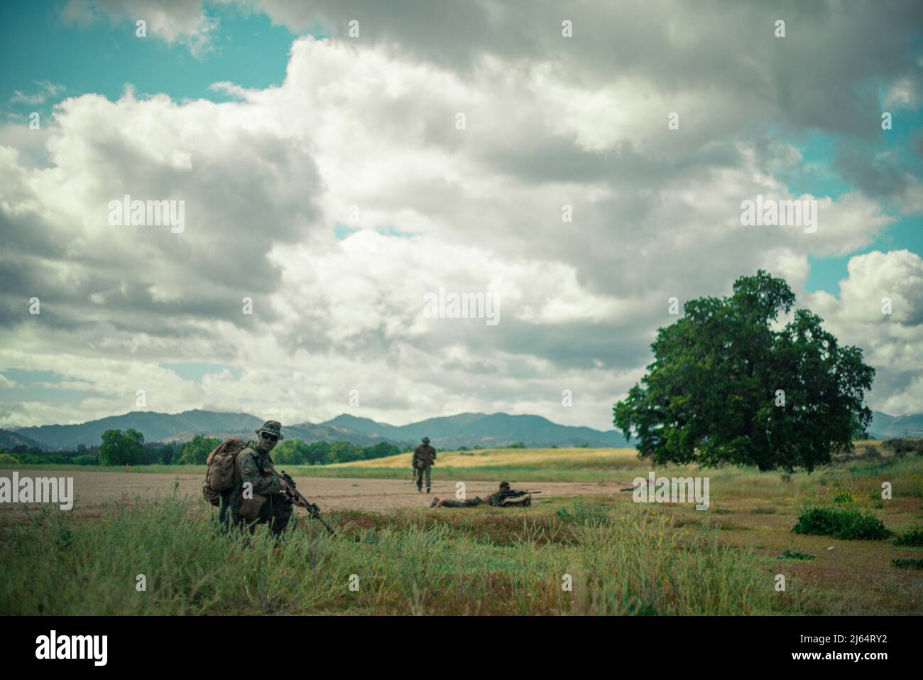 Marines des États-Unis avec 1st Bataillon, 2D Marine Regiment (1/2), 2D Marine Division, patrouille à fort Hunter Liggett, Californie, 22 avril 2022. 1/2 est chargé comme bataillon d'infanterie expérimental de la division de tester de nouveaux engins, concepts opérationnels et structures de force. Les résultats de l'unité aideront à affiner les bataillons d'infanterie à travers le corps des Marines alors que nous continuons à pousser vers l'état final de la conception de la force. (É.-U. Photo du corps marin par le sergent d'état-major. Akeel Austin) Banque D'Images