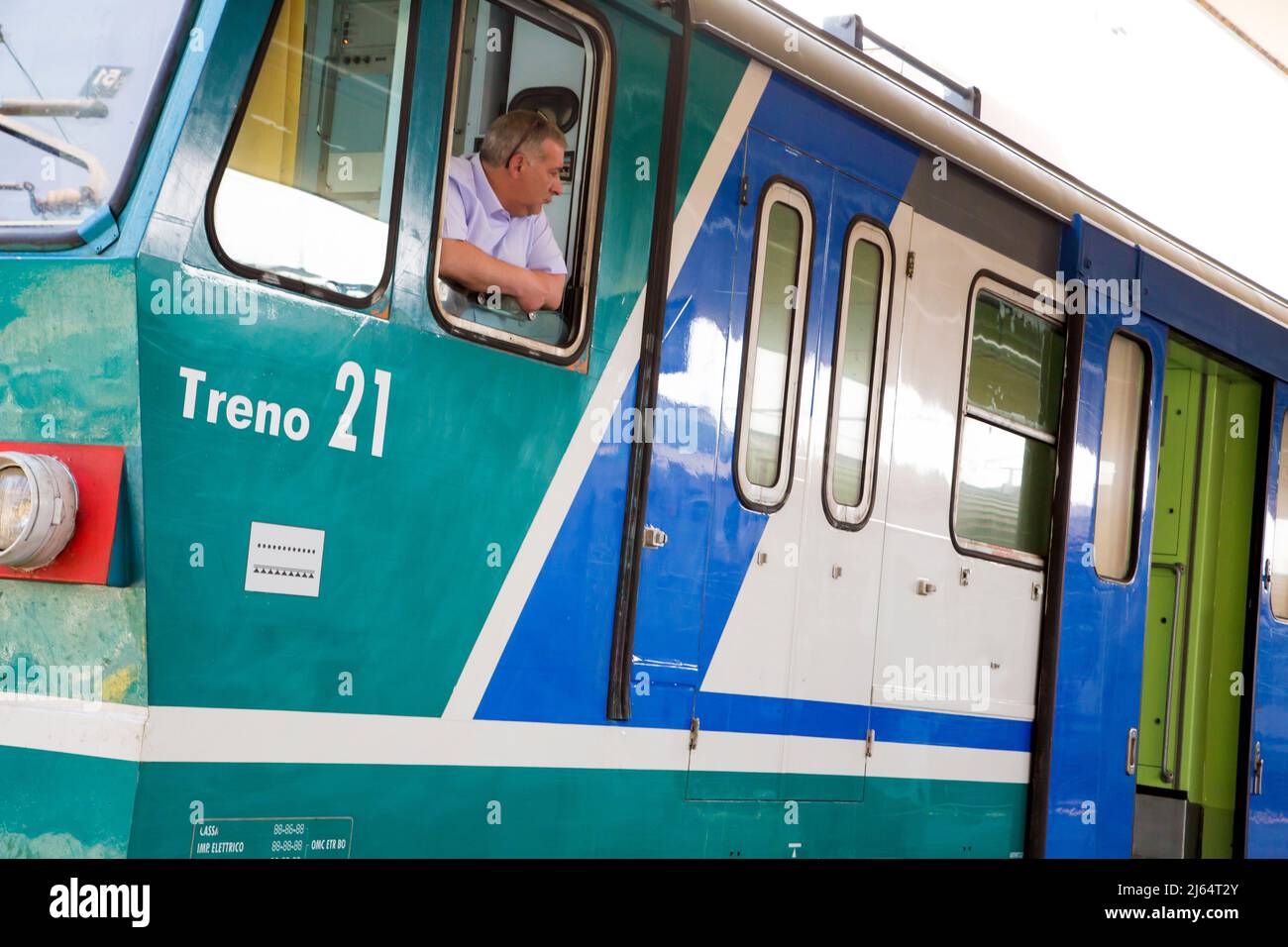 Moteur de train à la gare de Turin en Italie Banque D'Images