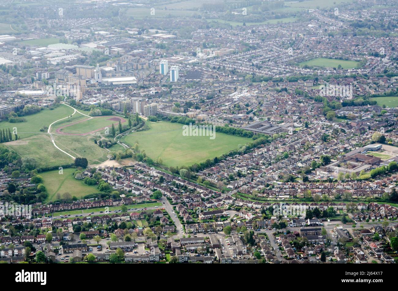Vue aérienne du quartier de Hounslow à Londres avec la piste de course de Feltham au milieu de l'image. Vous pouvez également voir le parc de Blenheim et les rivières A. Banque D'Images