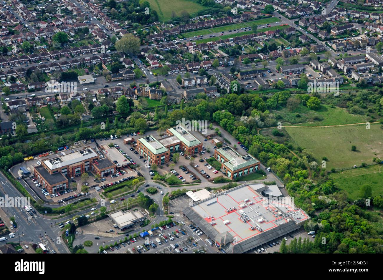 Vue de dessus du tribunal de la famille de l'Ouest de Londres, du centre d'asile et de tribunal et d'une grande branche du supermarché Tesco à Feltham, Londres. Vers le le Banque D'Images