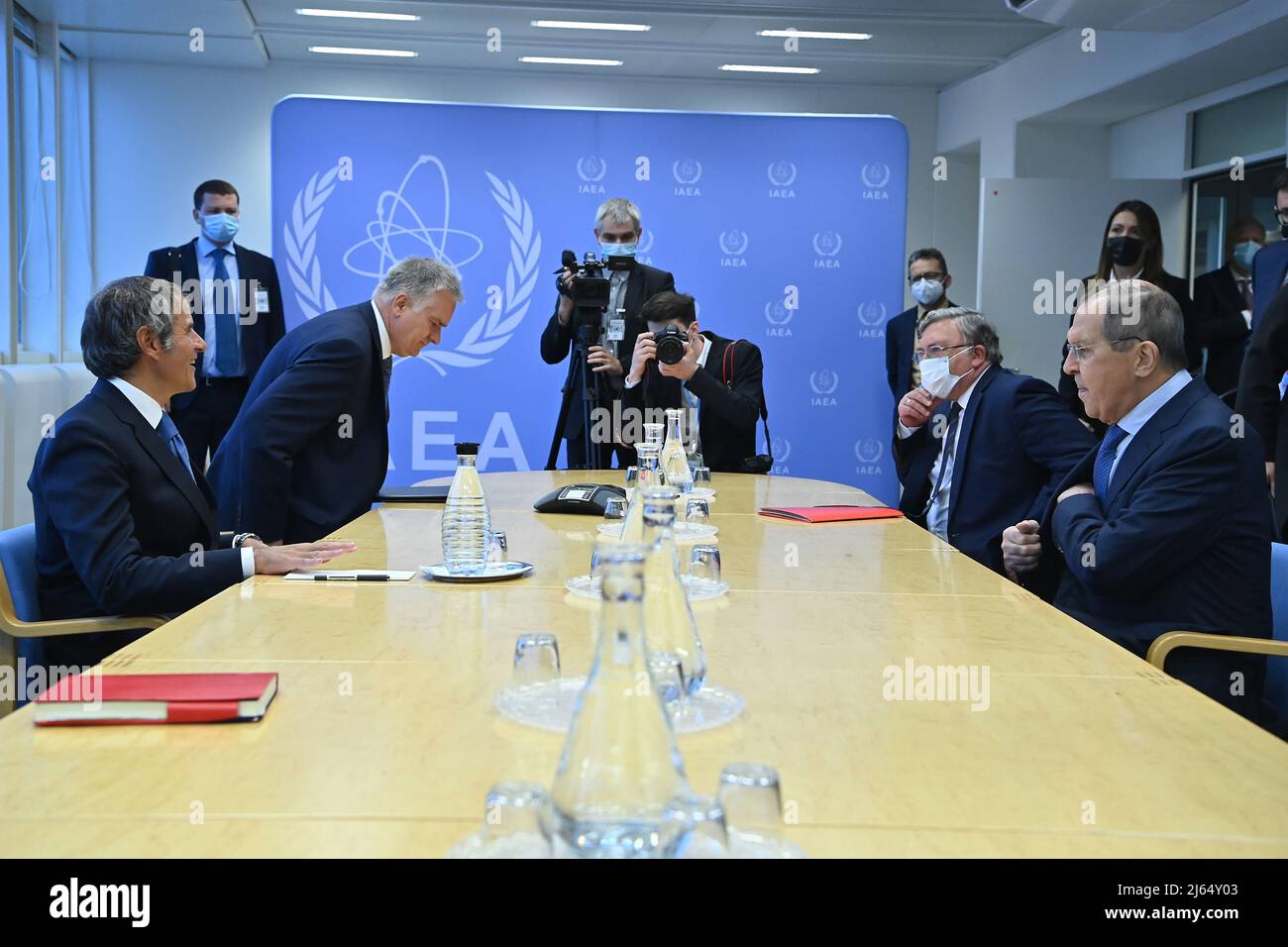 Rafael Mariano Grossi, Directeur général de l'AIEA, souhaite la bienvenue À M. Sergey V. Lavrov, Ministre des affaires étrangères de la Fédération de Russie et à sa délégation à leur arrivée au siège de l'Agence à Vienne (Autriche). 26 août 2021. Banque D'Images