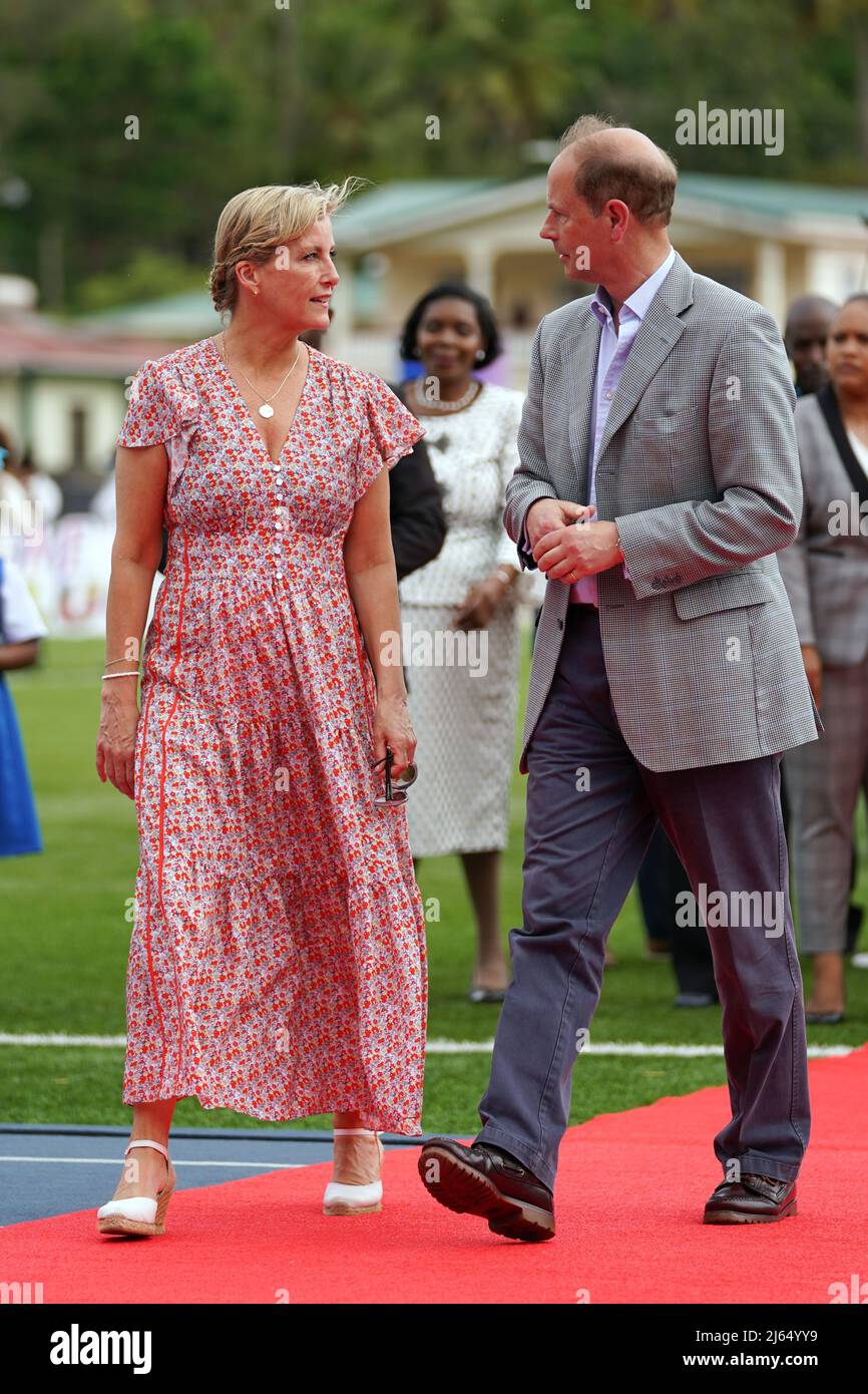 Le comte et la comtesse de Wessex au mini stade de la Soufrière, Sainte-Lucie, tout en assistant à une représentation célébrant les jeunes de Sainte-Lucie, alors qu'ils poursuivent leur visite dans les Caraïbes, pour marquer le Jubilé de platine de la Reine. Date de la photo: Mercredi 27 avril 2022. Banque D'Images