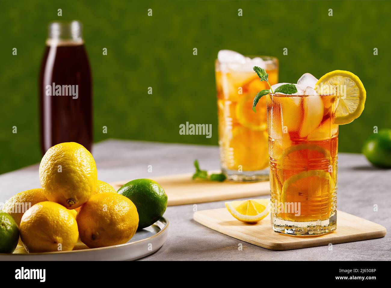 Thé glacé. Thé glacé traditionnel avec citron et glace dans de grands verres Banque D'Images