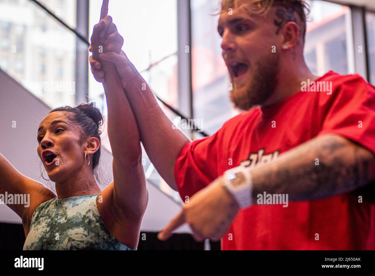 NEW YORK, NY - 27 AVRIL : Jake Paul nous montre ce qui doit venir samedi soir en levant la main d'Amanda Serrano pendant les séances d'entraînement ouvertes avant son affrontement avec Katie Taylor à Madison Square Garden le 27 avril 2022 à New York, NY, États-Unis. (Photo de Matt Davies/PxImages) crédit: PX Images/Alamy Live News Banque D'Images