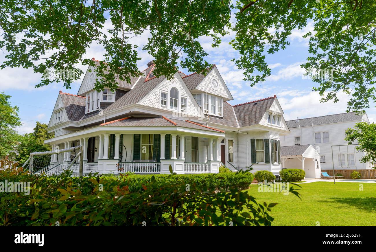 NOUVELLE-ORLÉANS, LA, États-Unis - 17 AVRIL 2022 : grand manoir historique de style Queen Anne au 1325 General Pershing Street Banque D'Images