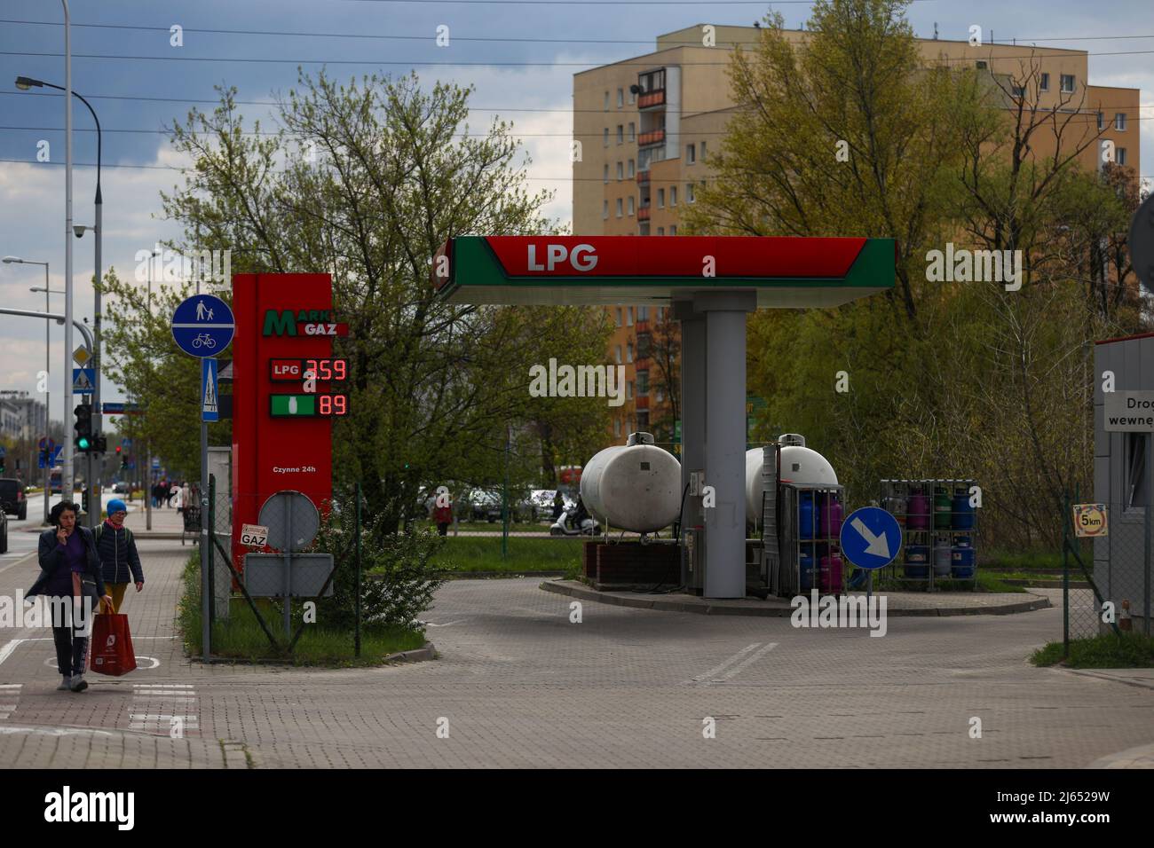 Varsovie. 27th avril 2022. Photo prise le 27 avril 2022 montre une station de gaz de pétrole liquéfié à Varsovie, en Pologne. Le fournisseur russe de gaz Gazprom a annoncé mercredi dernier qu'il arrêtait totalement ses livraisons de gaz à la Pologne et à la Bulgarie, en raison du « défaut de paiement en roubles » des deux États membres de l'UE. Credit: Zhou Nan/Xinhua/Alay Live News Banque D'Images