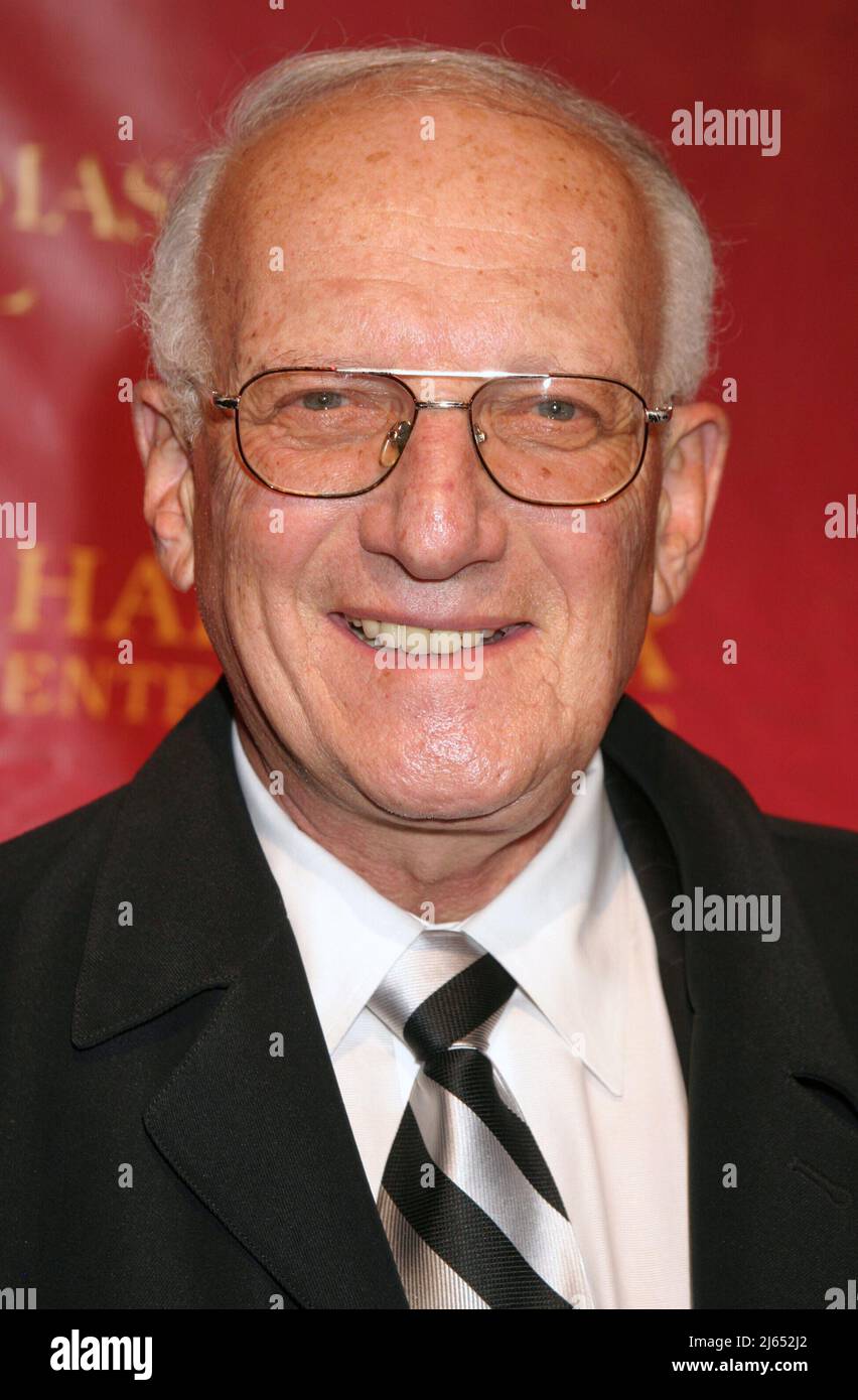 George H. Ross, de « The Apprentice », assiste à la première de « A Christmas Carol » de NBC and Hallmark Entertainment au Plaza Hotel de New York le 23 novembre 2004. Crédit photo : Henry McGee/MediaPunch Banque D'Images
