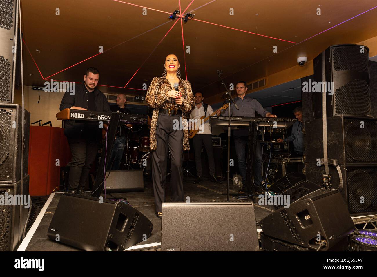 La chanteuse serbe Svetlana Raznatovic, connue sous le nom de scène CECA, assiste et chante pour des invités à la discothèque Oscars de Mayfair, Londres. (Photo de Phil Lewis / SOPA Images / Sipa USA) Banque D'Images