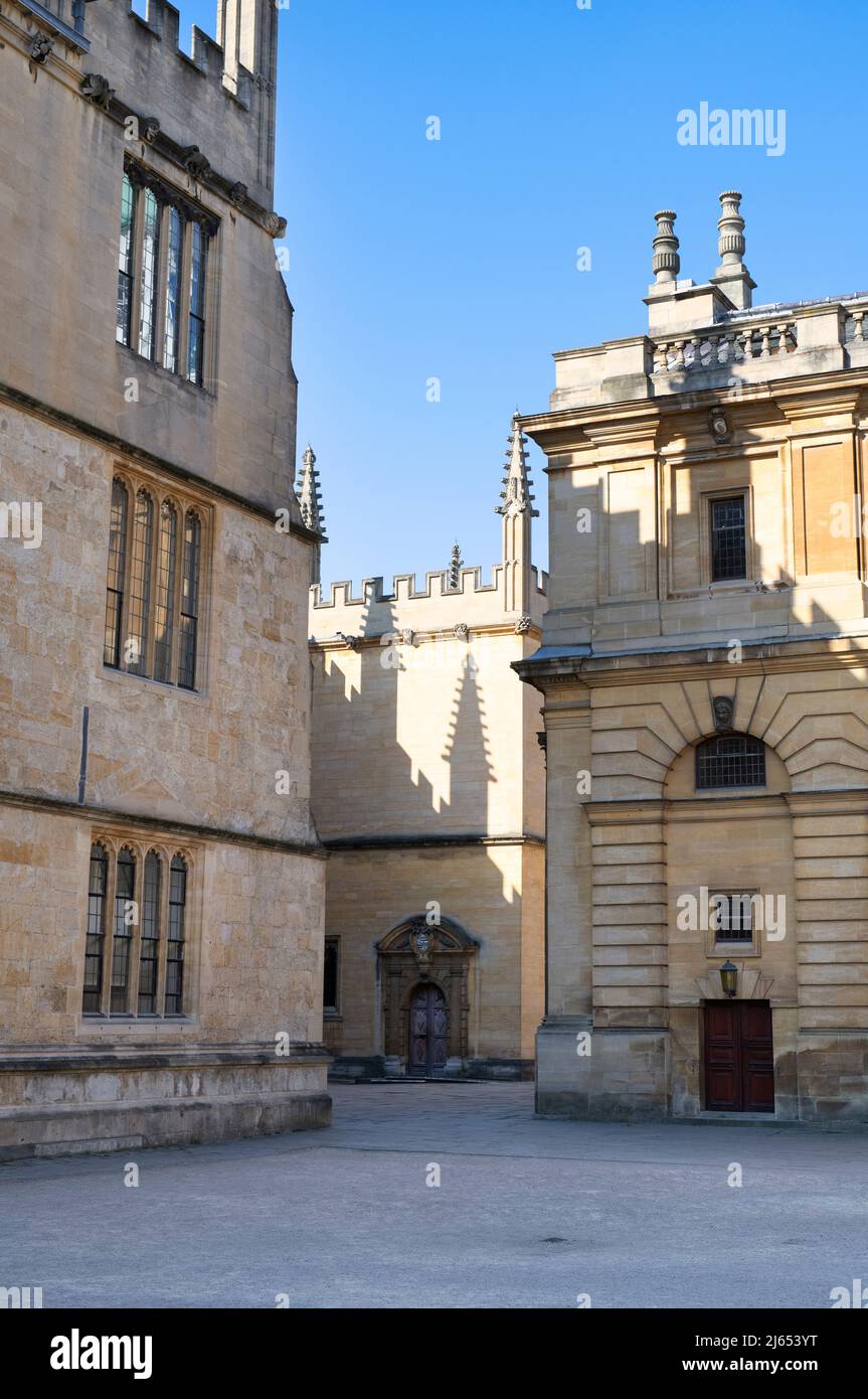 Bodleian Library Divinity School architecture de bâtiment avec lumière du soleil et ombres à paupières. Oxford, Oxfordshire, Angleterre Banque D'Images