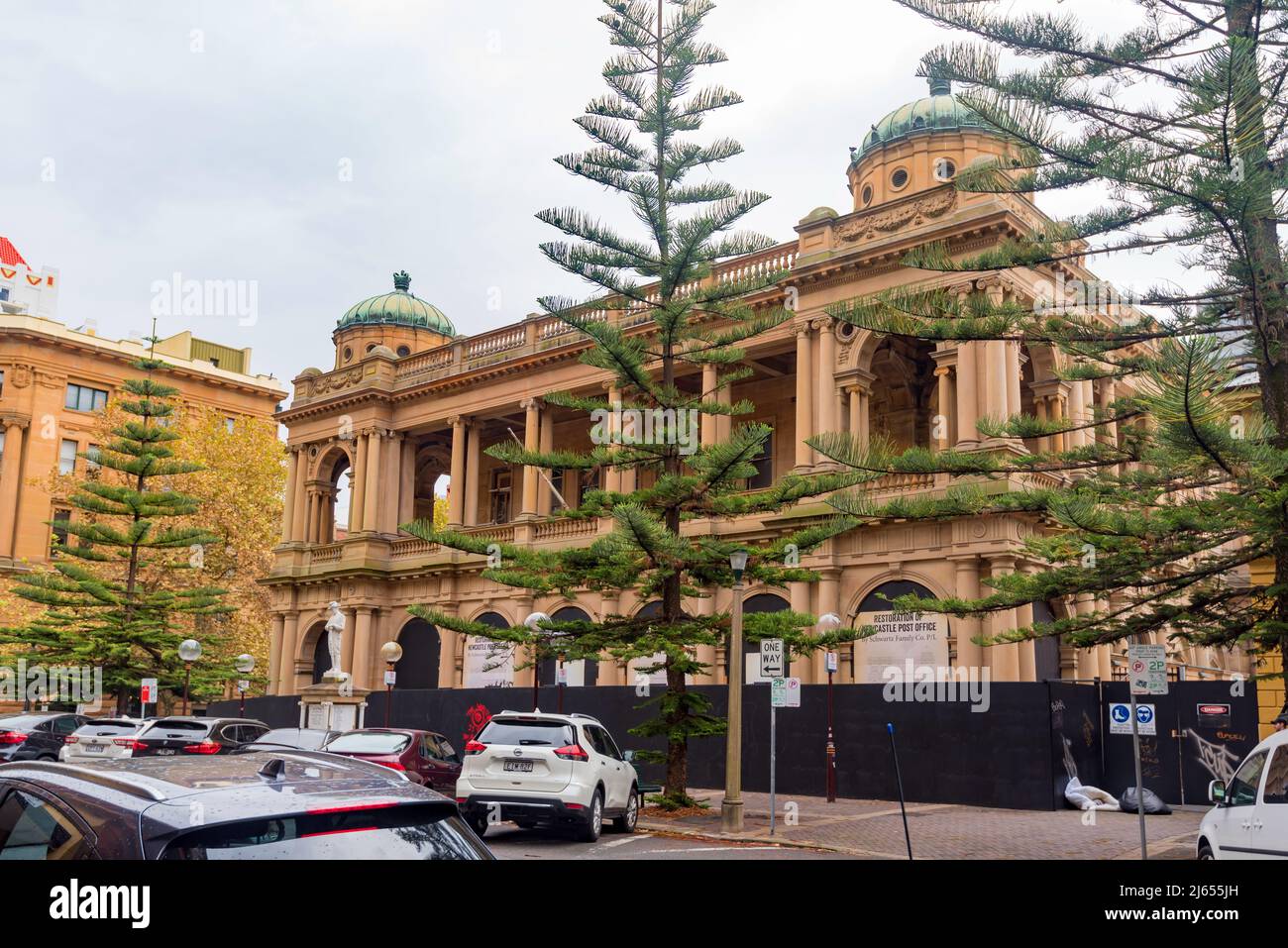 Le bureau de poste de Newcastle a été construit en 1902-03 dans le cadre d'une fédération académique classique créée par l'architecte du gouvernement de Nouvelle-Galles du Sud Walter L Vernon Banque D'Images