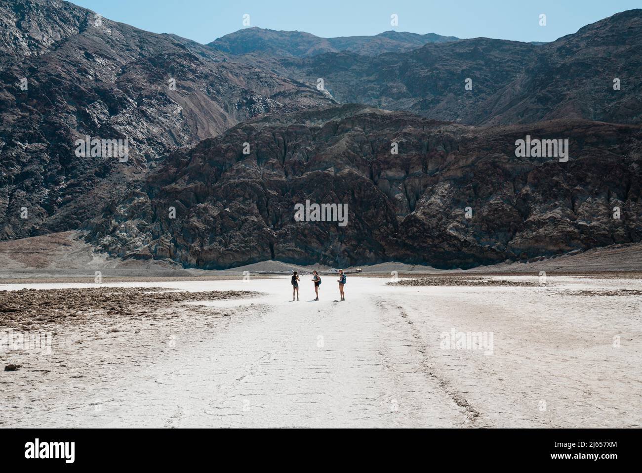 Death Valley, Californie, États-Unis - 15 avril 2021 Badwater Basin Salt Flats Trail et Black Mountains Banque D'Images