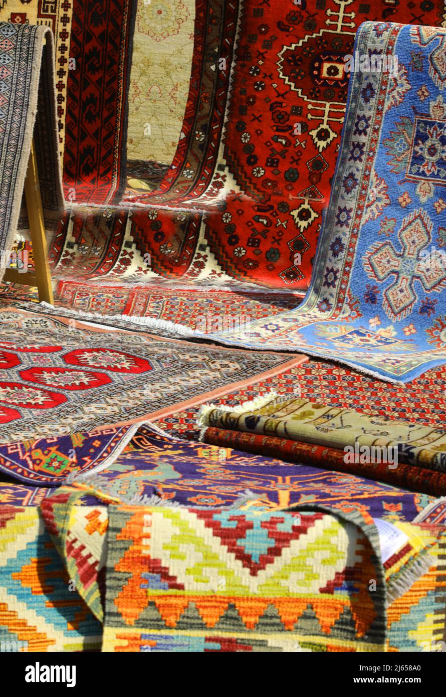 de nombreux tapis orientaux fins en coton et laine à vendre sur le marché  Photo Stock - Alamy