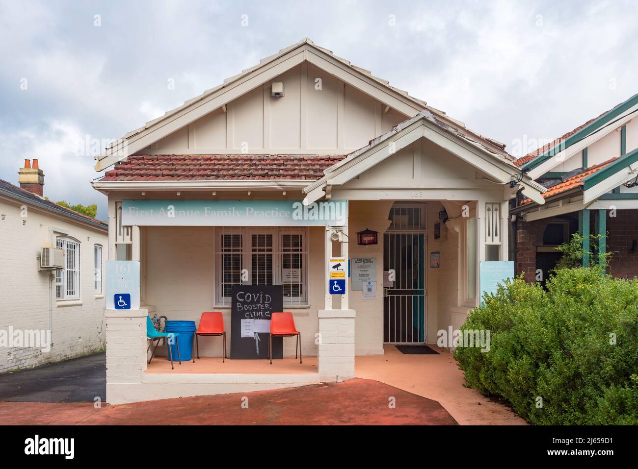 Une petite maison transformée en chirurgie générale locale à Five Dock, Sydney, avec un panneau de surveillance à l'avant offrant des tirs de rappel Covid-19 Banque D'Images