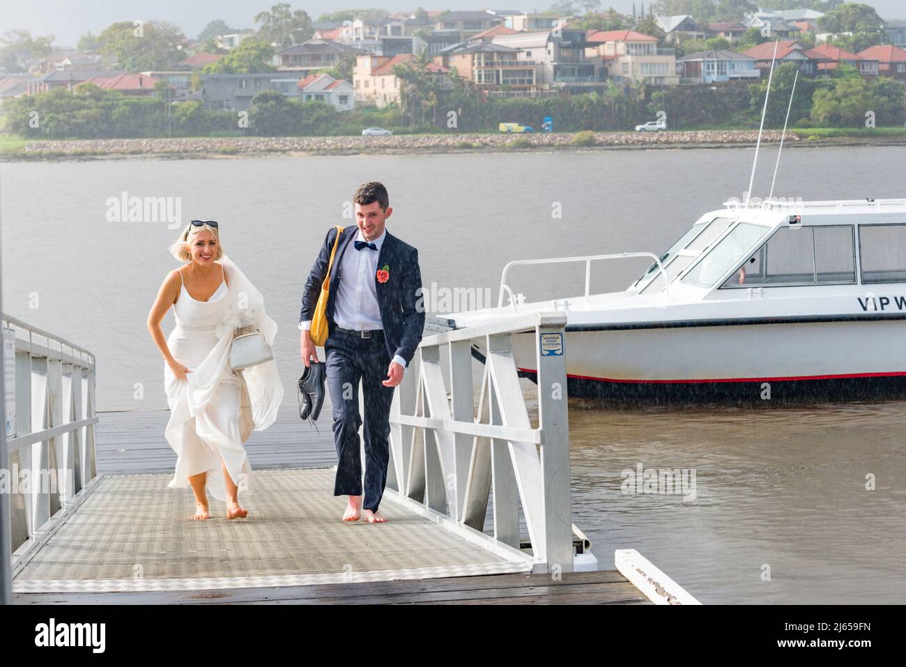 Tout juste marié, Amy et Kieran font leur chemin pieds nus et sous la pluie, en haut d