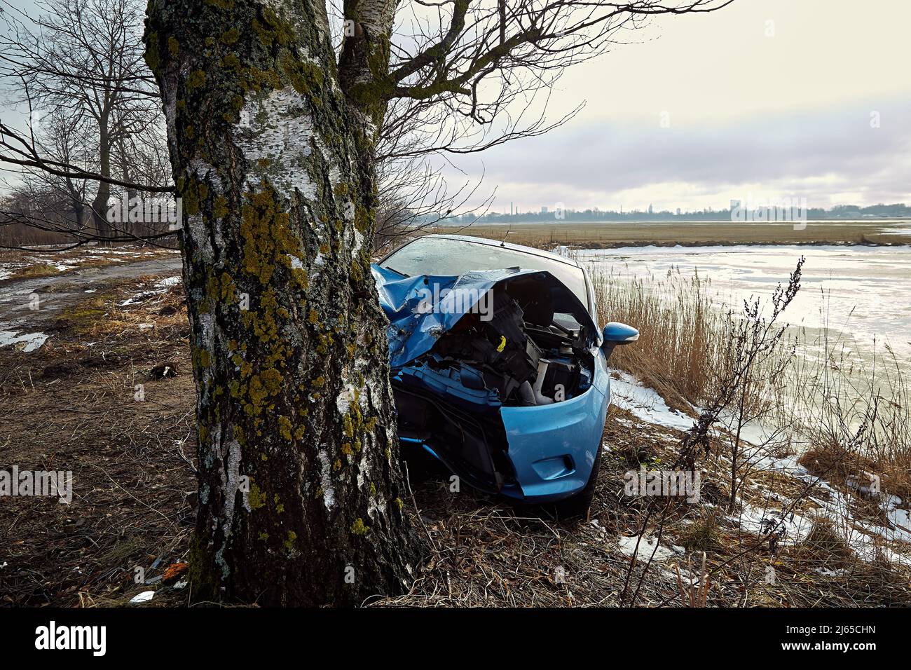 25 janvier 2022, Riga, Lettonie: Collision de voiture avec un arbre sur le lieu d'un accident sur une route Banque D'Images
