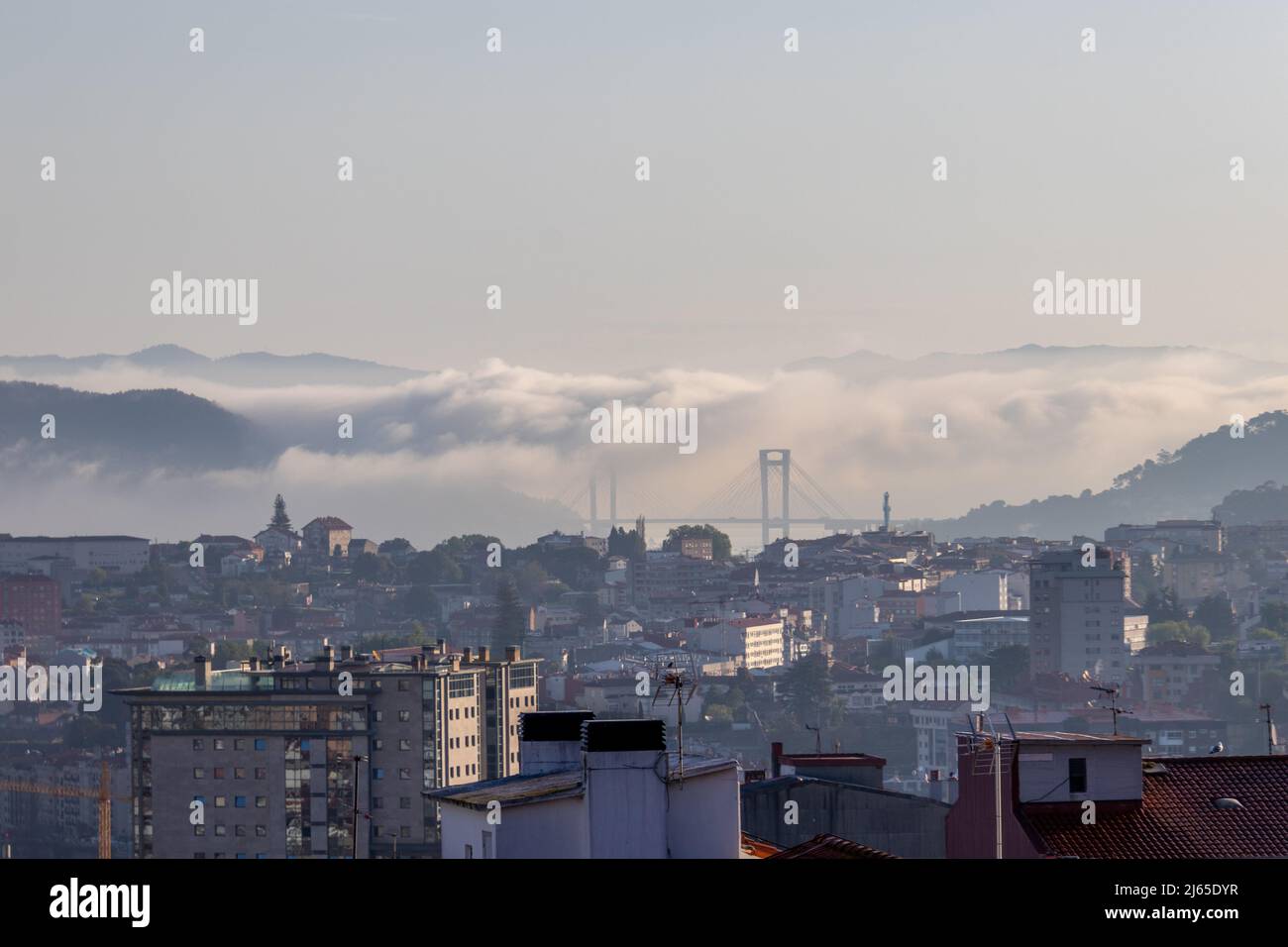 Vigo, Espagne - 25 avril 2020 : vue du matin du pont dans la baie de Vigo en Galice entouré de brouillard Banque D'Images