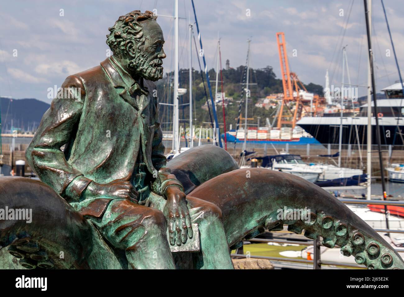 Vigo, Espagne - 25 avril 2020 : statue de l'écrivain français Jules Verne avec un livre assis sur un poulpe dans le port de Vigo Banque D'Images