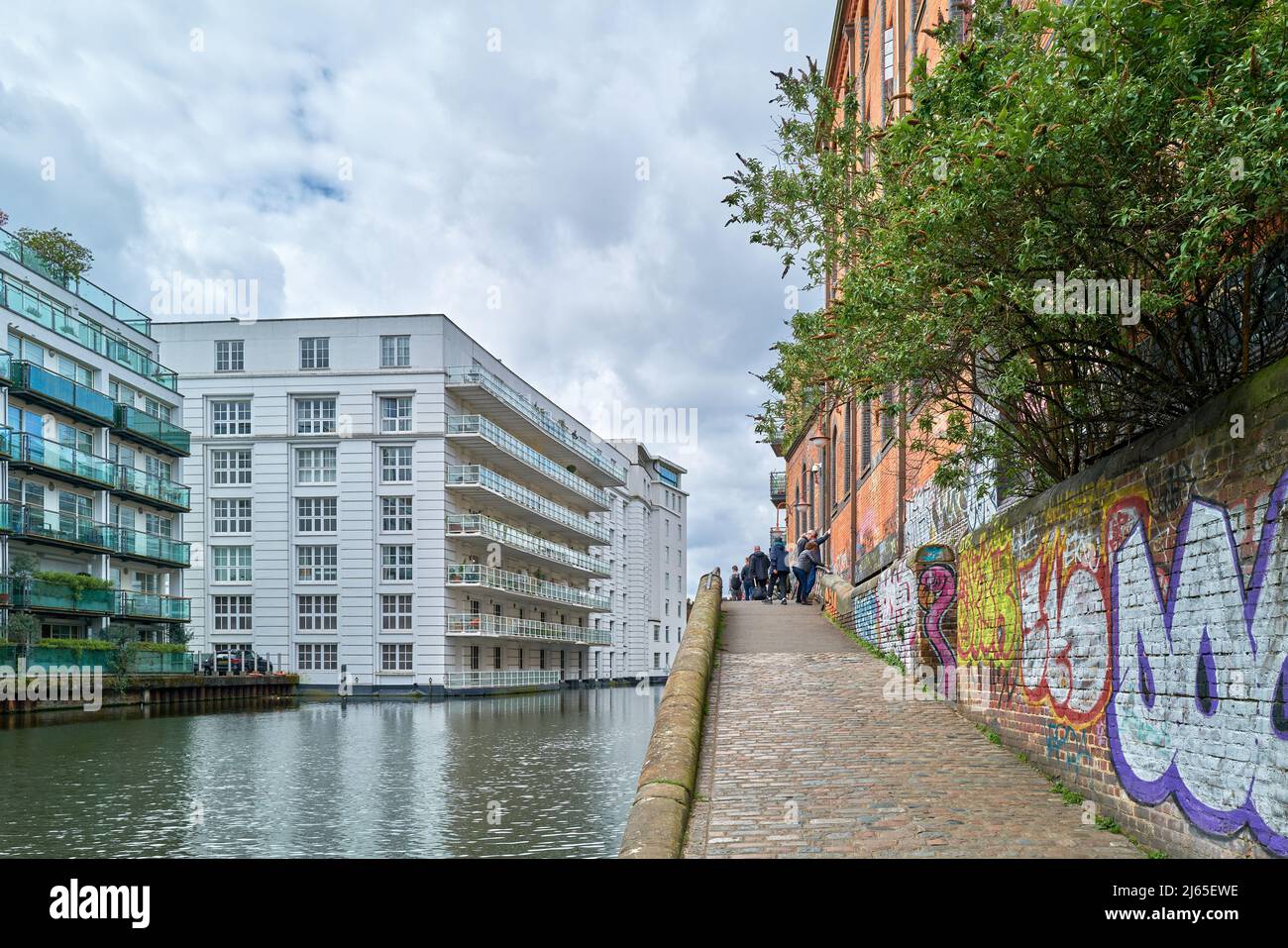 Appartements de luxe en face de la piste de remorquage à côté du canal Regents, Camden, Londres, Angleterre. Banque D'Images