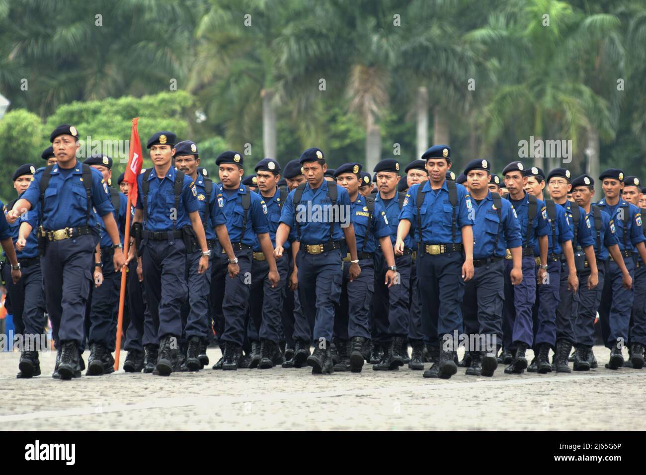 Les membres de l'équipe de lutte contre les incendies de Jakarta défilent lors d'une répétition des cérémonies et des expositions pour célébrer la journée indonésienne des pompiers et des secours commémorée le 1 mars chaque année, au Monument national du centre de Jakarta, Jakarta, Indonésie. Banque D'Images