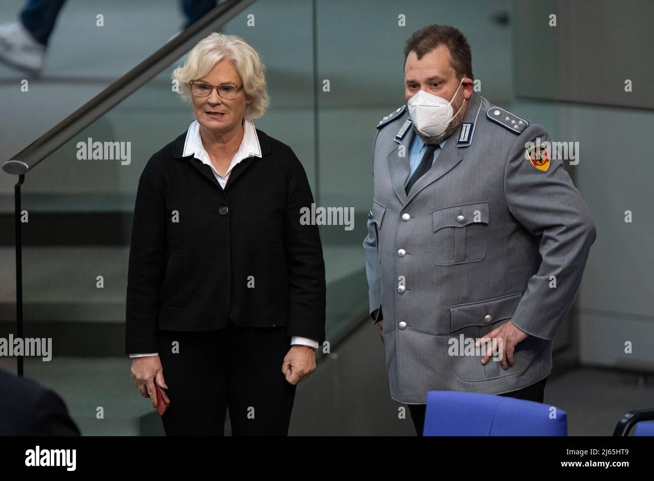 Berlin, Allemagne. 28th avril 2022. Christine Lambrecht (SPD), ministre fédérale de la Défense, se tient dans la salle plénière avec un représentant des forces armées allemandes. Les sujets de la session comprennent les livraisons d'armes à l'Ukraine et la hausse des coûts de l'énergie. Credit: Fabian Sommer/dpa/Alay Live News Banque D'Images