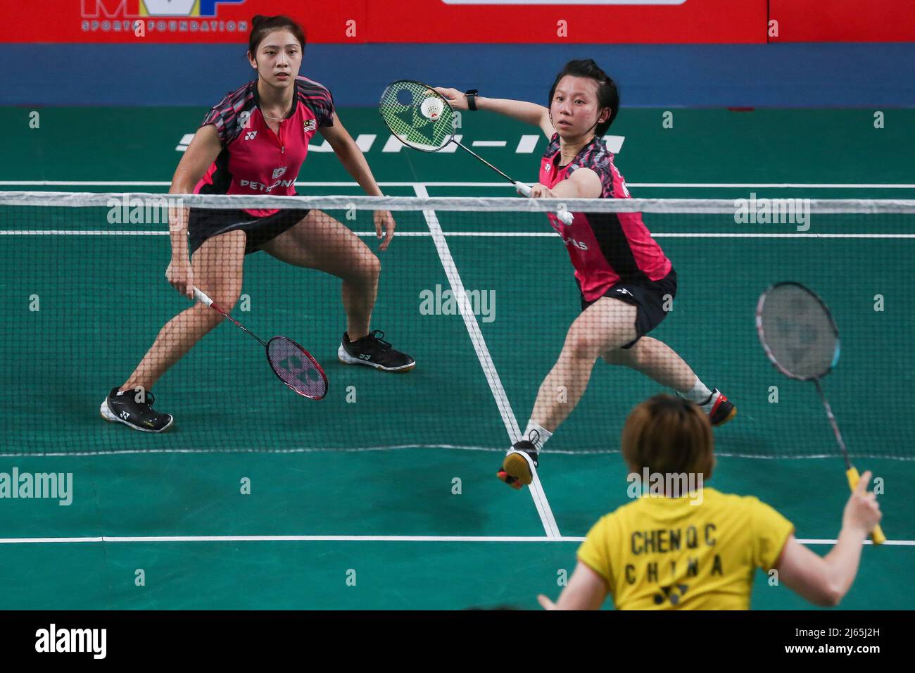 Manille, Philippines. 28th avril 2022. Anna Ching Yik Cheong (R)/Teoh Mei Xing, de Malaisie, concourent lors du match des doubles féminins 2nd contre Chen Qingchen/Jia Yifan, de Chine, aux Championnats d'Asie de badminton 2022 à Manille, aux Philippines, le 28 avril 2022. Crédit: Rouelle Umali/Xinhua/Alamy Live News Banque D'Images