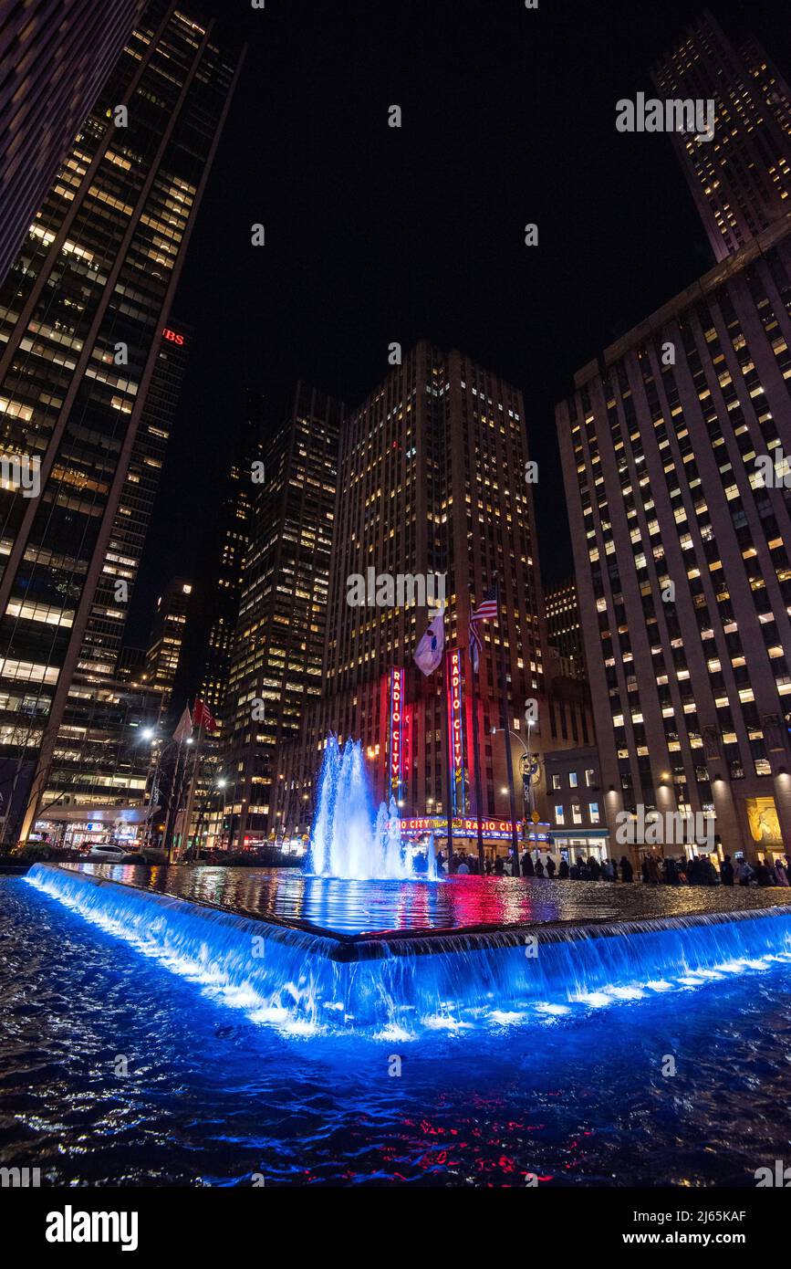Christmas ball Fountain et radio City Music Hall la nuit à Manhattan New York, Etats-Unis Banque D'Images
