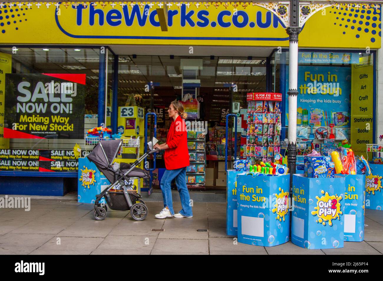 ''The Works' vente à Lords Street Southport, Royaume-Uni . Offres spéciales pour une journée de détente au soleil. Banque D'Images