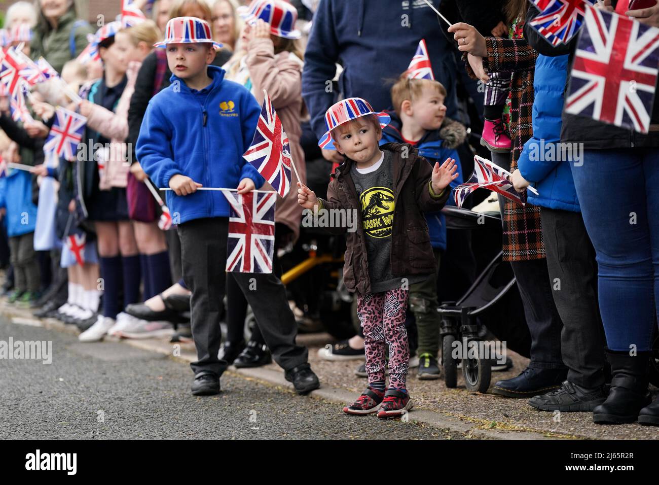 Les résidents de Church Hill à Redditch attendent d'entendre les membres du Service de la bande des Royal Marines jouer une mêle de musique pour reconnaître la communauté pour avoir organisé la célébration du Jubilé de platine de la reine Elizabeth en juin, avec plus de 40 repas du Big Jubilé prévus pour rassembler les voisins dans les rues locales. Date de la photo : jeudi 28 avril 2022. Banque D'Images