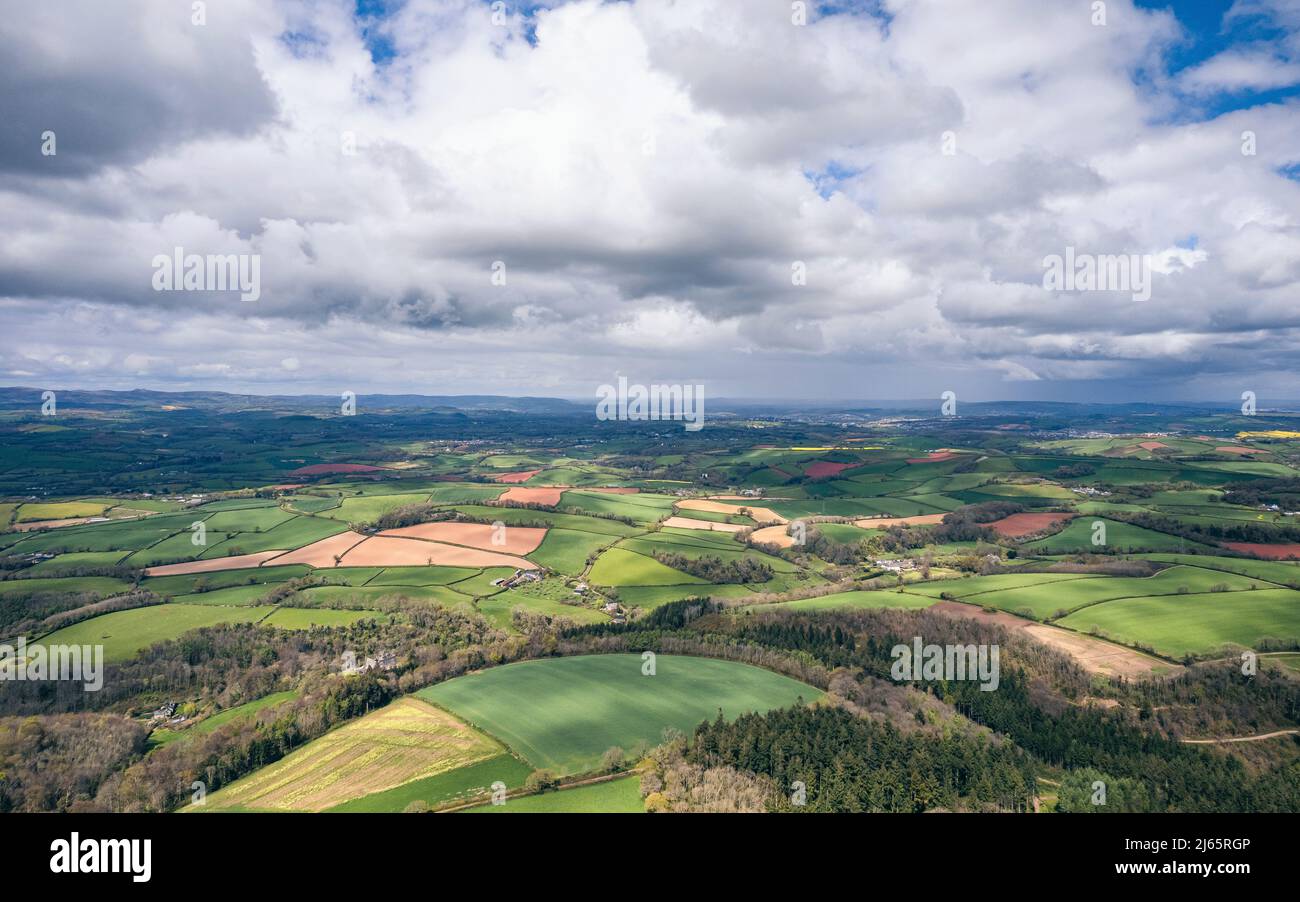 Vue sur les champs et les terres agricoles, English Village, Devon, Angleterre, Europe Banque D'Images