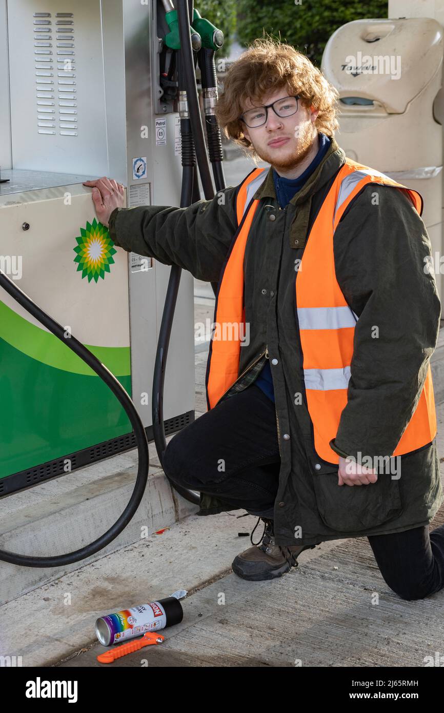 Kent, Royaume-Uni. 28 avril 2022 des manifestants de Just Stop blocus pétrolier le garage BP de Clacket Lane Services le M25. Ils appellent le gouvernement à mettre fin à l'extraction des combustibles fossiles et aux forages de gaz et de pétrole, en les exhortant à investir dans les énergies renouvelables. Les manifestants écrasent le verre sur les pompes à essence et les graffitis sur le devant, et se collent finalement aux pompes crédit: Denise Laura Baker/Alay Live News crédit: Denise Laura Baker/Alay Live News Banque D'Images