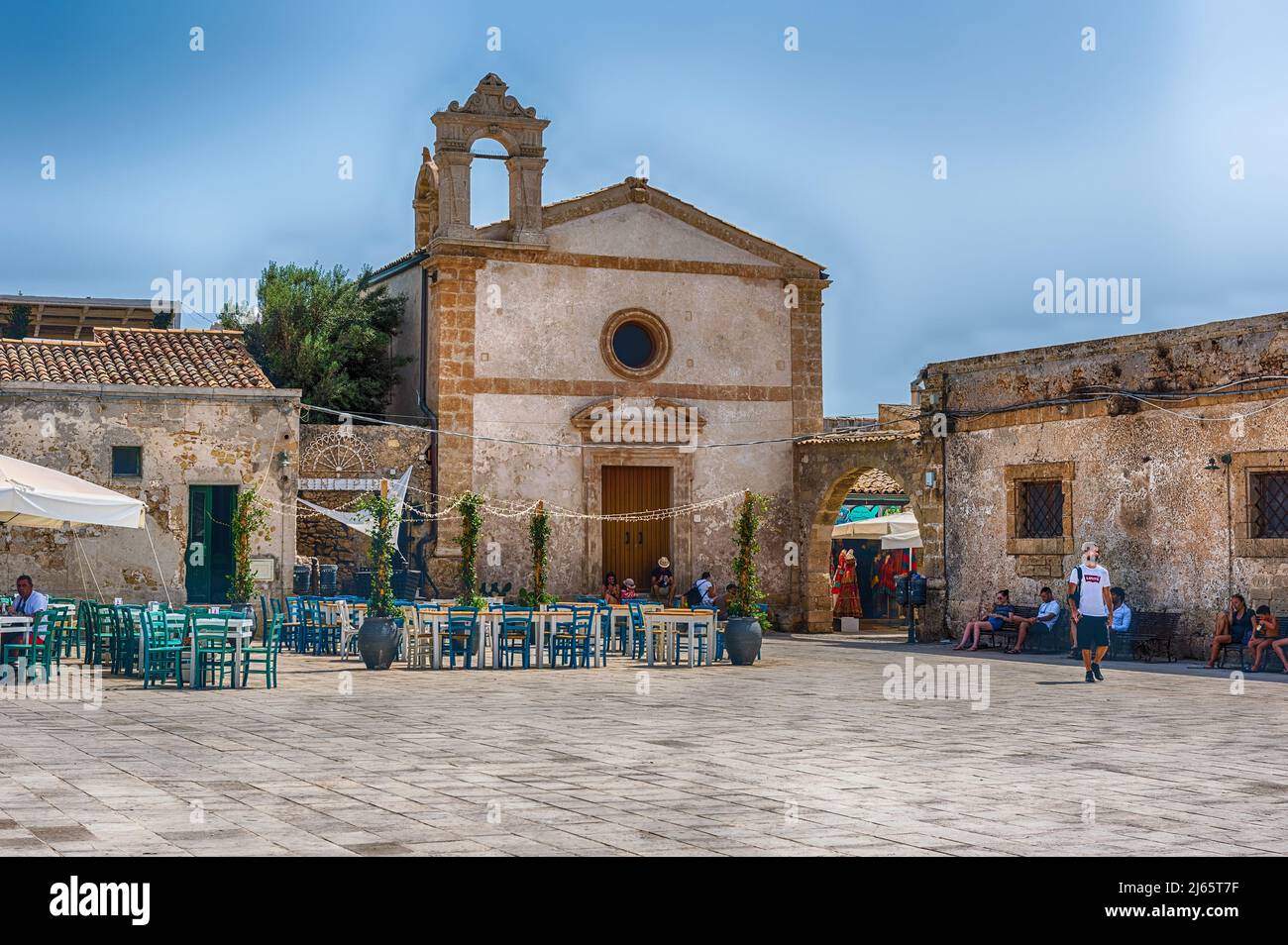 MARZAMEMI, ITALIE - 12 AOÛT 2021 : la place centrale principale de Marzamemi, village de pêcheurs pittoresque dans la province de Syracuse, Italie Banque D'Images