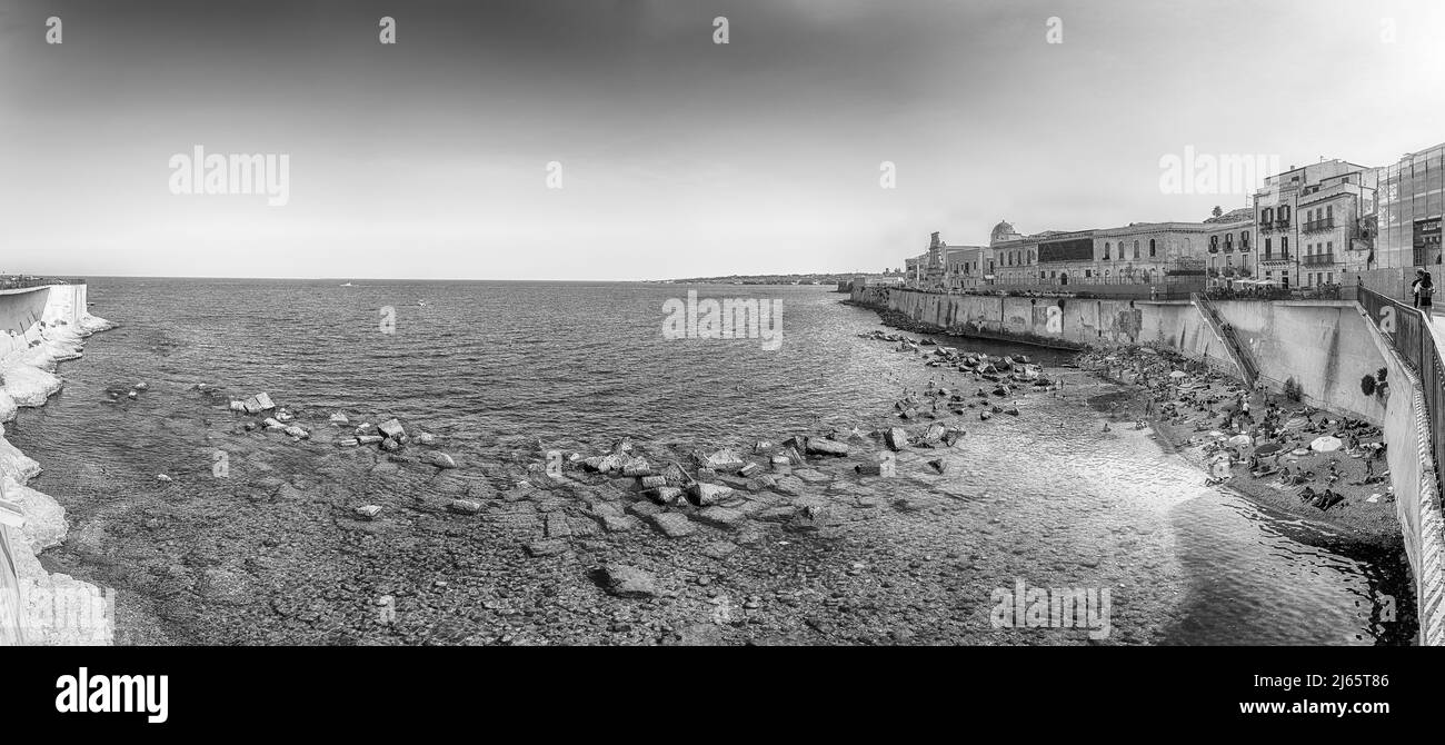 SYRACUSE, ITALIE - 14 AOÛT 2021 : une journée ensoleillée au bord de l'eau d'Ortygia, le quartier historique de Syracuse, Sicile, Italie Banque D'Images