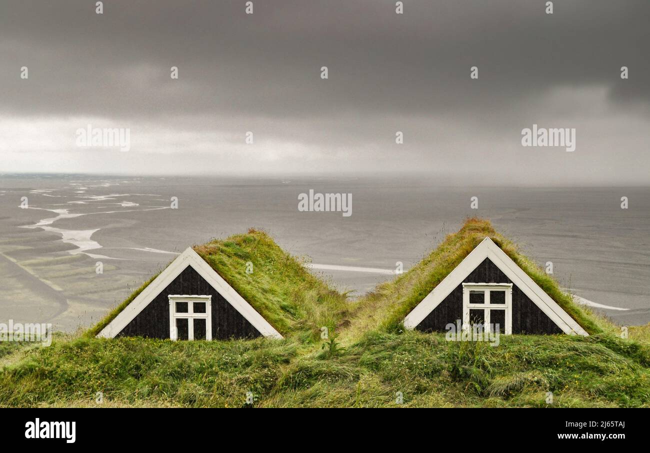 Museumshof Sel im Skaftafell Nationalpark, île. Im hintergrund die Schotterebene des Skeiðarársandur unter chcherhlichen Wolken. Banque D'Images