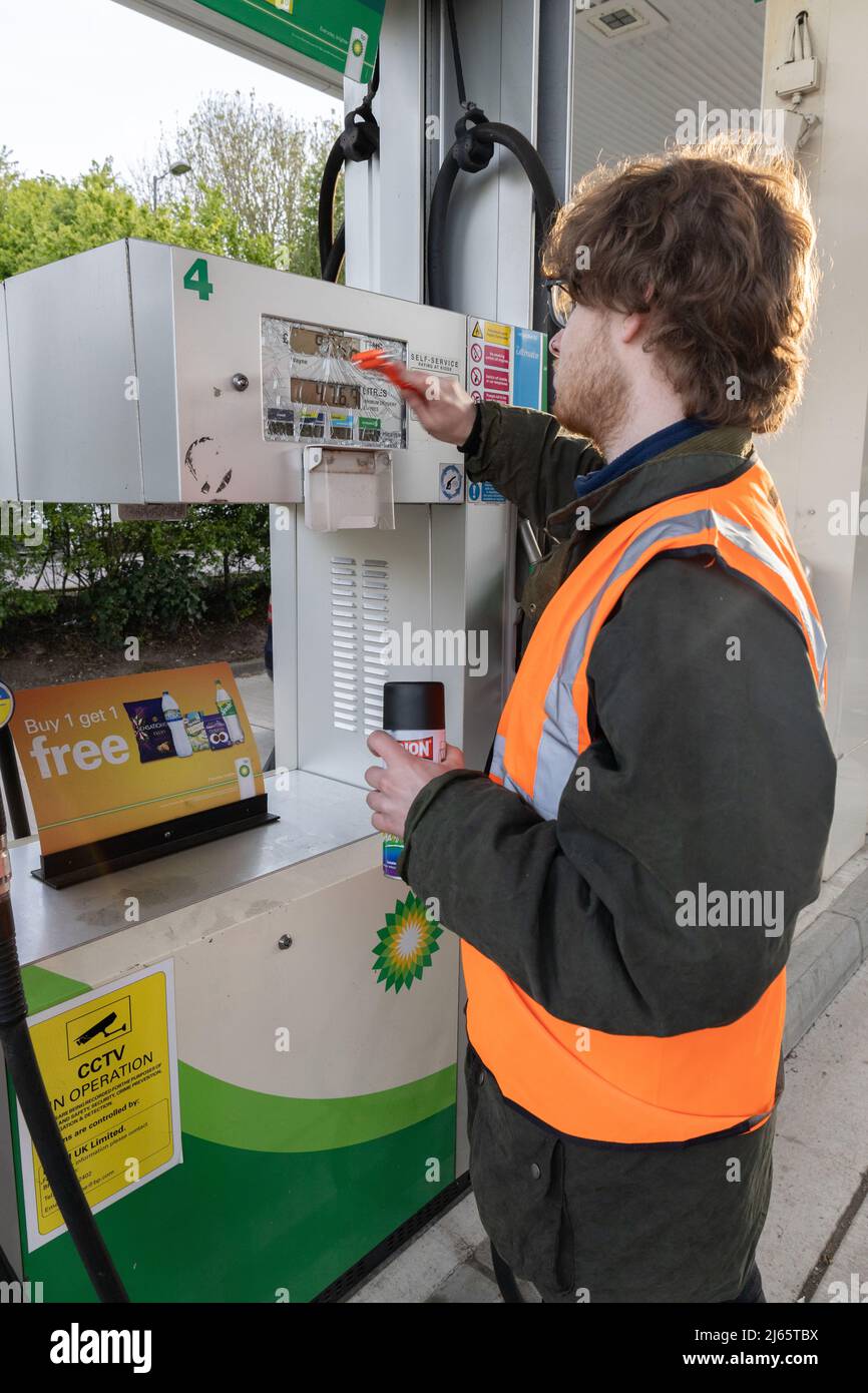 Kent, Royaume-Uni. 28 avril 2022 des manifestants de Just Stop blocus pétrolier le garage BP de Clacket Lane Services le M25. Ils appellent le gouvernement à mettre fin à l'extraction des combustibles fossiles et aux forages de gaz et de pétrole, en les exhortant à investir dans les énergies renouvelables. Les manifestants écrasent le verre sur les pompes à essence et les graffitis sur le devant, et se collent finalement aux pompes crédit: Denise Laura Baker/Alay Live News crédit: Denise Laura Baker/Alay Live News Banque D'Images