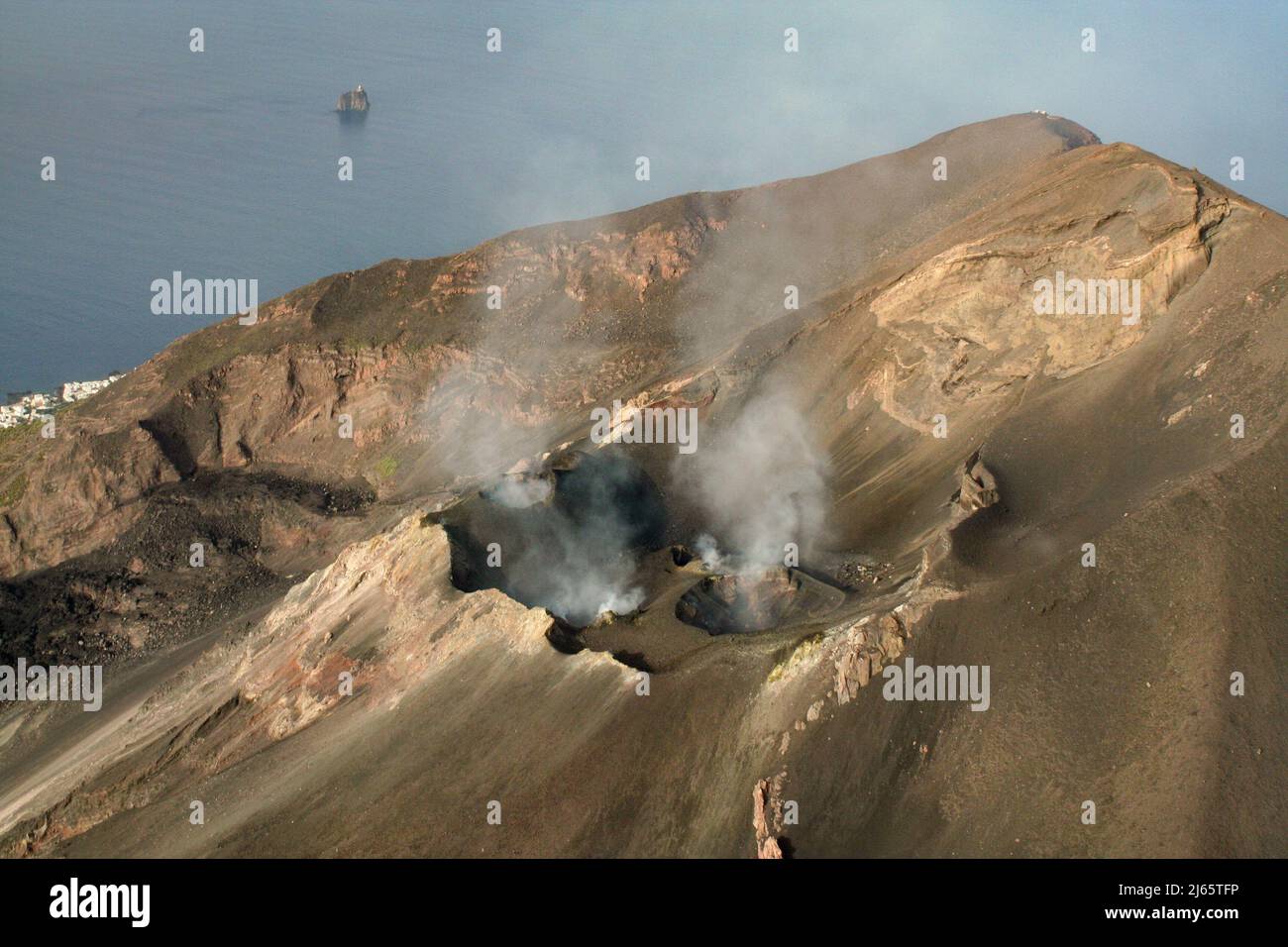 Luftaufnahme der aktiven Kraterterrasse des Stromboli. Im hintergrund liens der Felsen Strombolicchio - photographie aérienne des cratères de Stromboli Banque D'Images