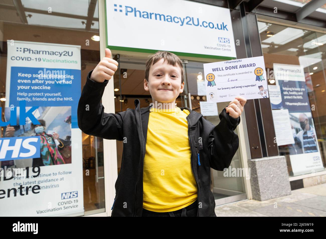 USAGE ÉDITORIAL SEULEMENT Louie Joiner, neuf ans, de Maidstone, l'un des premiers enfants du groupe d'âge de 5 à 11 ans à recevoir le vaccin Pfizer BioNTech, au centre de vaccination Covid-19 de Pharmacy2U, Maidstone, Kent. Date de publication : jeudi 28 avril 2022. Banque D'Images