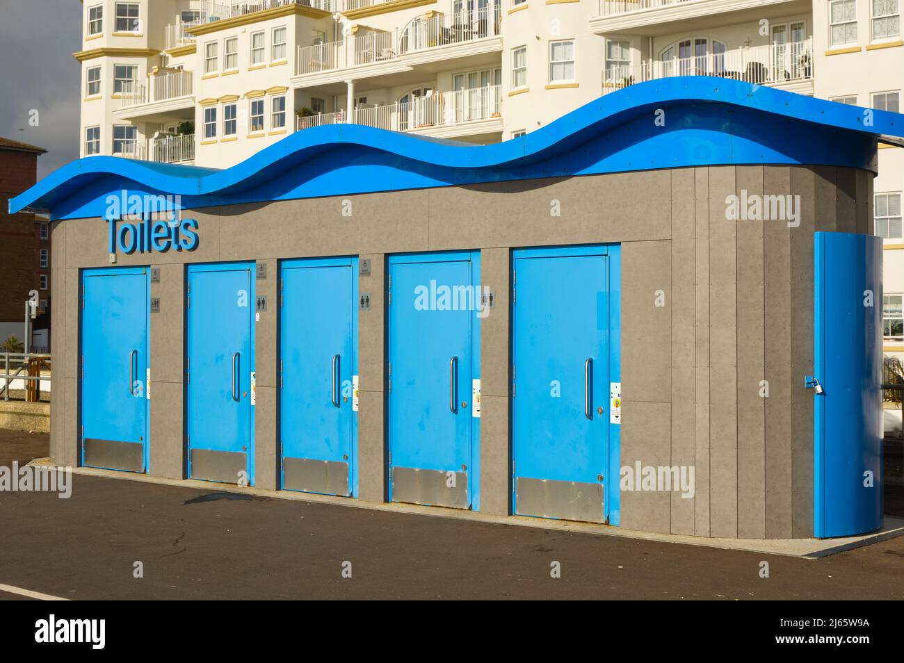 Bloc de cinq cabines de toilettes publiques sur la promenade du front de mer à Bognor Regis, dans l'ouest du Sussex, en Angleterre Banque D'Images