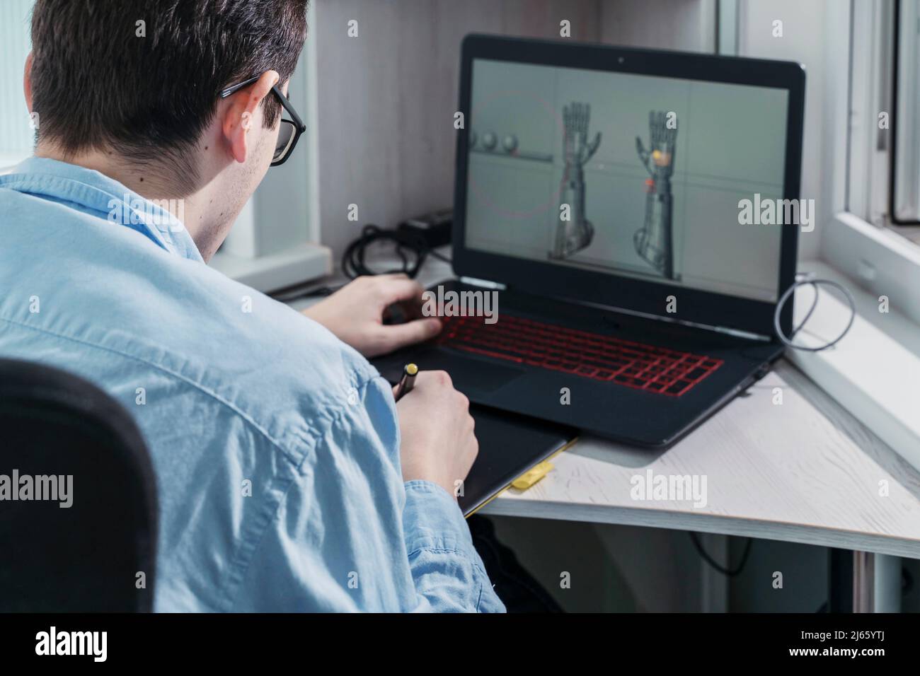 artiste numérique travaillant sur 3d graphiques à l'aide d'une tablette graphique. Banque D'Images