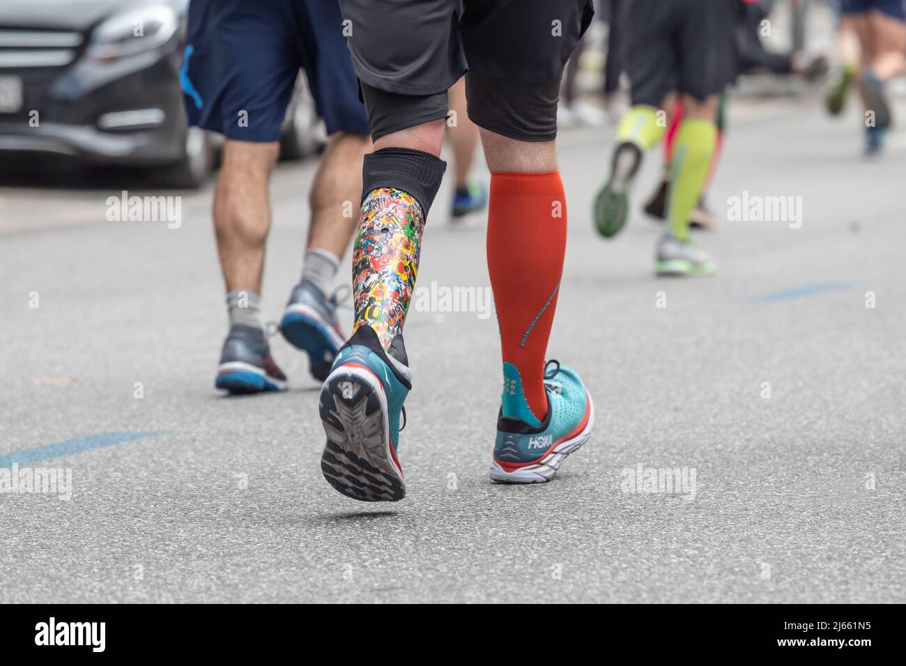 coureur au marathon avec prothèse de jambe inférieure Banque D'Images