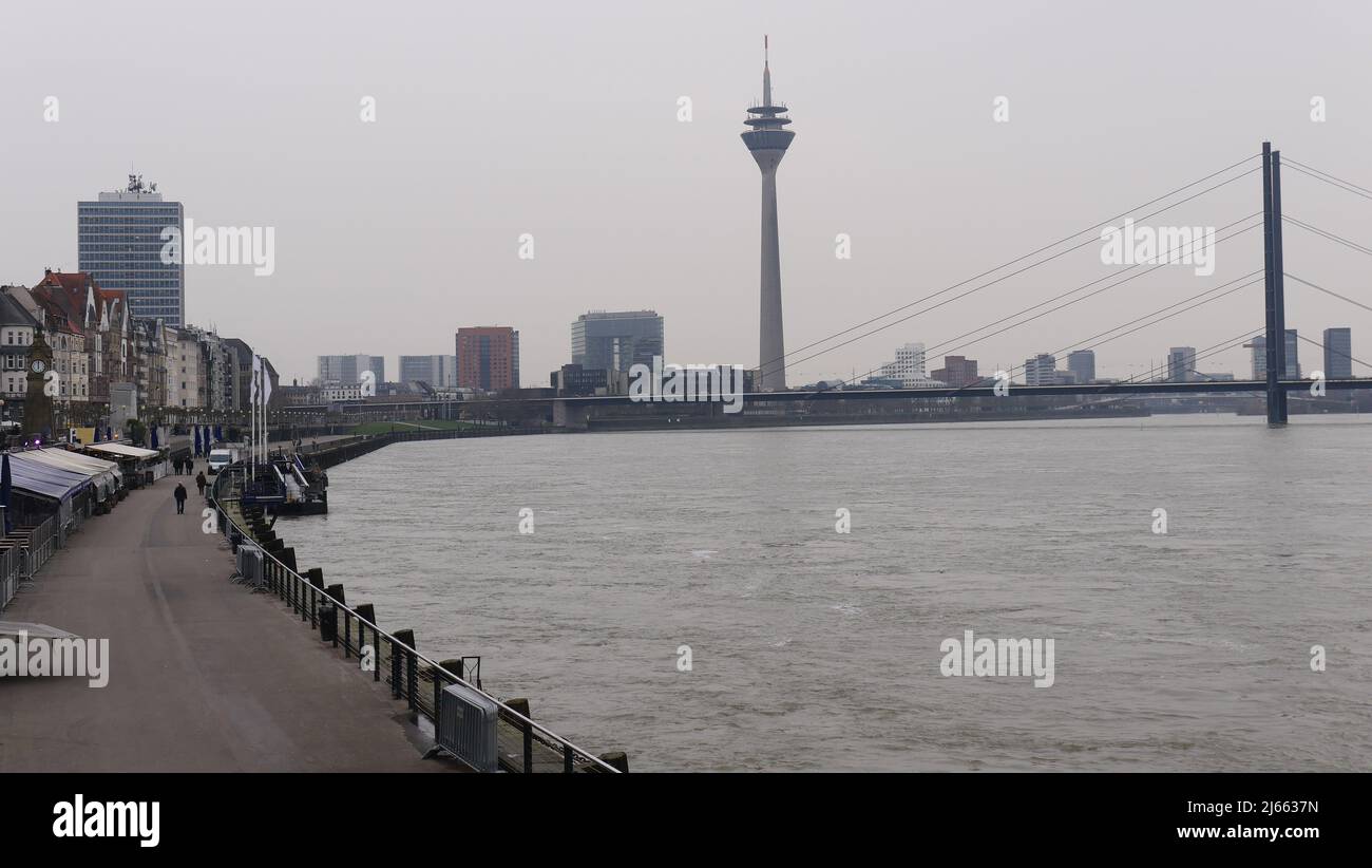 Rhin à Düsseldorf Allemagne, vue sur la promenade du bord de mer, en arrière-plan Pont Oberkasseler et Tour avec une vue sur la ligne d'horizon, un jour Banque D'Images
