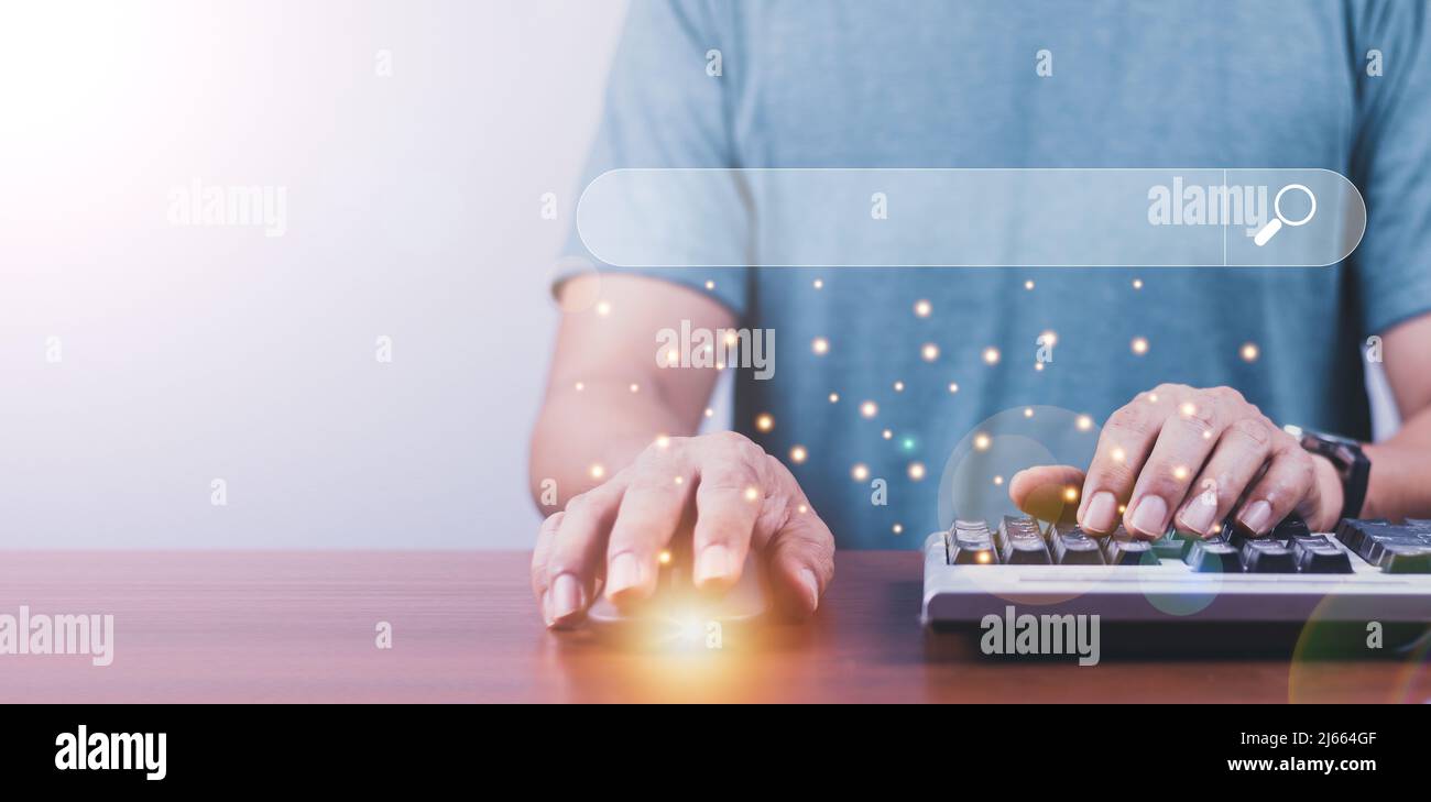 Technologie de recherche de données optimisation du moteur de recherche. Les mains de l'homme utilisent un ordinateur portable pour rechercher des informations. Utilisation de la console de recherche avec y Banque D'Images