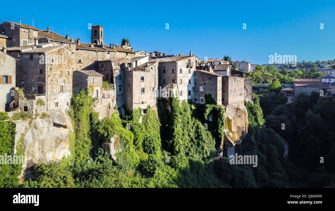 Vue panoramique sur le vieux village de Vitorchiano, province de Viterbo, région du Latium dans le centre de l'italie. Banque D'Images