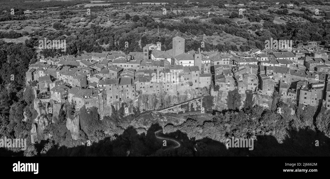 Vue panoramique sur le vieux village de Vitorchiano, province de Viterbo, région du Latium dans le centre de l'italie. Image en noir et blanc Banque D'Images