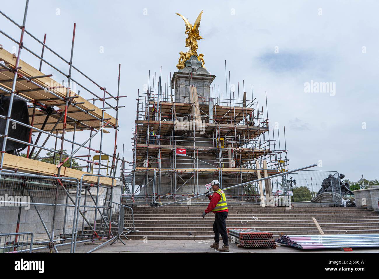 Londres, Royaume-Uni, 28 avril 2022. Le monument commémoratif de Victoria, devant le palais de Buckingham, est couvert d'échafaudages dans le cadre de travaux de restauration en vue des célébrations du jubilé de platine de la reine Elizabeth II. En hommage à sa Majesté la Reine depuis 70 ans de service, de nombreux événements et initiatives auront lieu, culminant avec un week-end de vacances de quatre jours en banque au Royaume-Uni du jeudi 2nd au dimanche 5th juin. Credit: amer ghazzal / Alamy Live News Banque D'Images