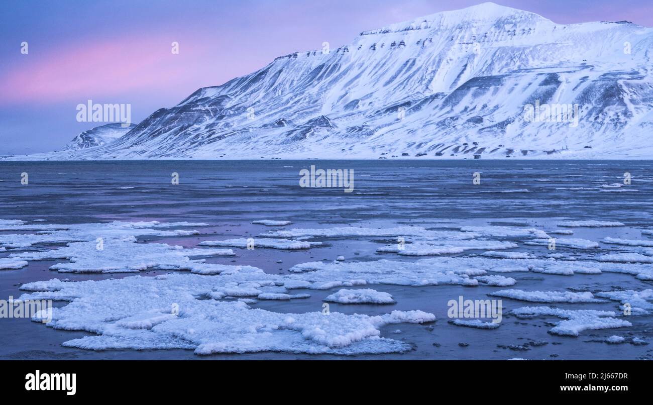 Montagne de Hjortfjellet près de Longyearbyen, Spitsbergen, Svalbard. Banque D'Images