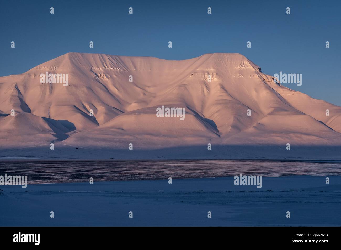 Montagne de Hjortfjellet près de Longyearbyen, Spitsbergen, Svalbard. Banque D'Images