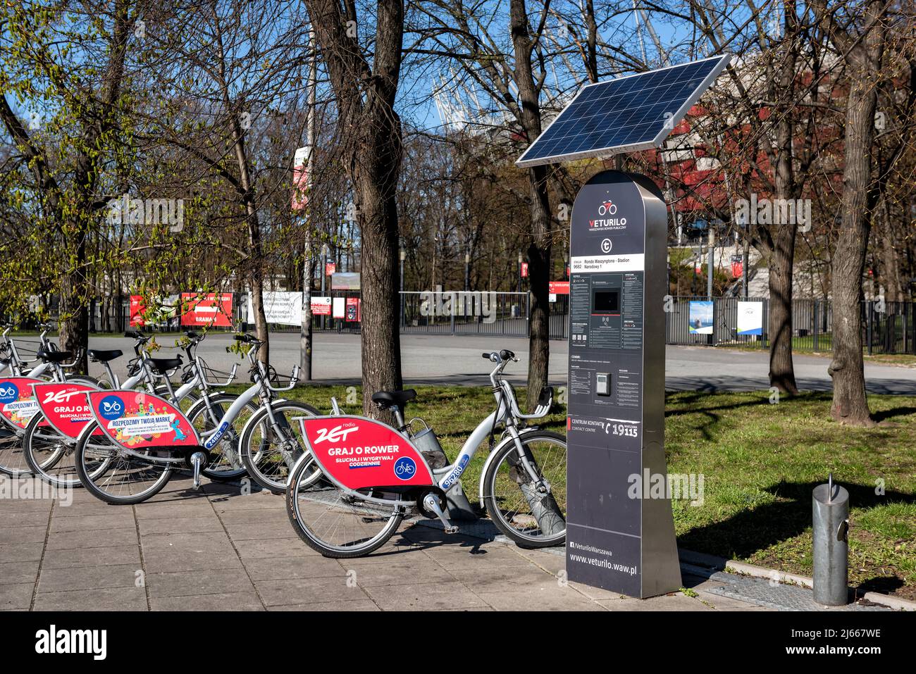 Varsovie, Pologne- 04.18.2022: Terminal de paiement de location de vélos avec panneau solaire. 1569 Banque D'Images