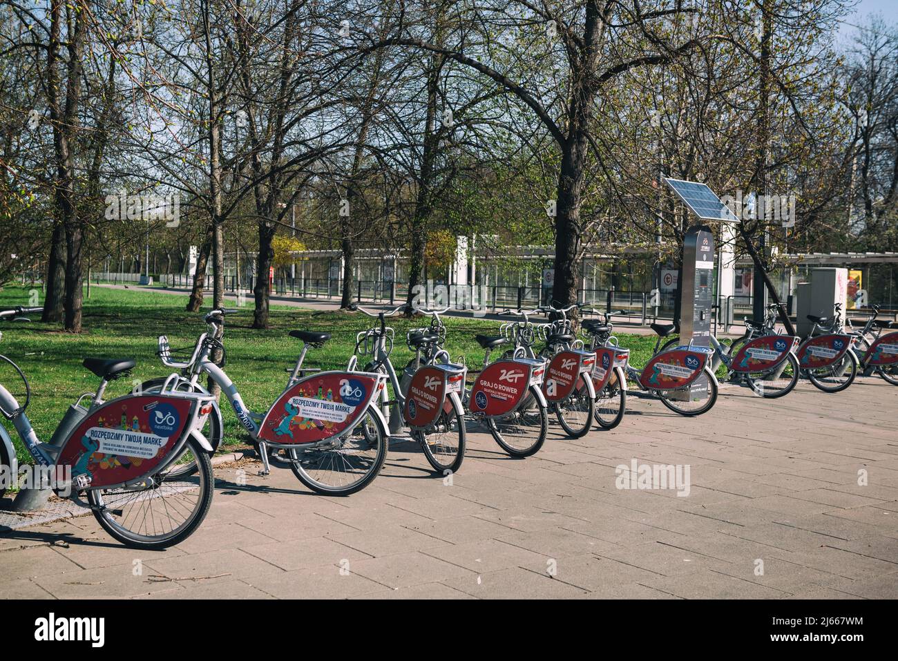 Varsovie, Pologne- 04.18.2022: Terminal de paiement de location de vélos avec panneau solaire. 1569 Banque D'Images
